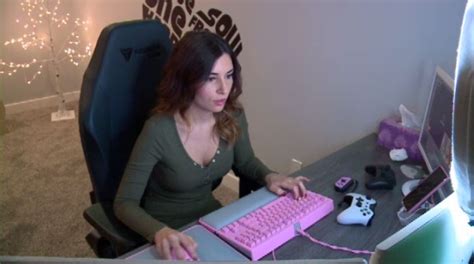 Canadian video game streamer Alinity apologizes for throwing cat。